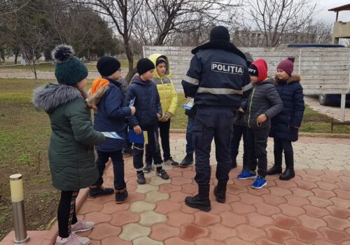 POLIȚIA VINE CU RECOMANDĂRI PENTRU SIGURANȚA COPIILOR ÎN VACANȚA DE IARNĂ
