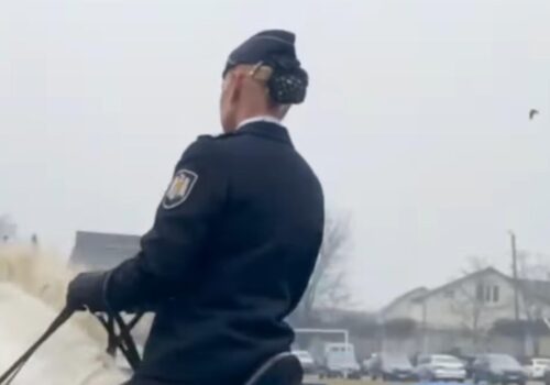 POLIȚIȘTI ȘI VOLUNTARI AU ADUS BUCURIE PENTRU 40 DE COPII DIN CENTRUL ȚĂRII