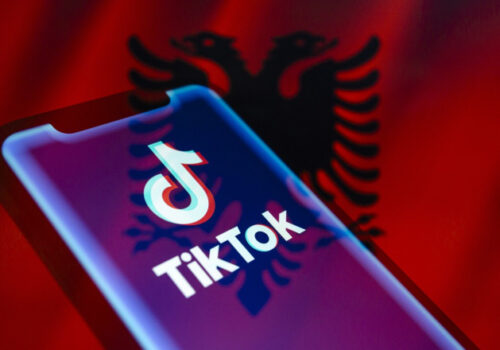 ALBANIA INTERZICE TIKTOK PENTRU UN AN, DUPĂ ÎNJUNGHIEREA MORTALĂ A UNUI ADOLESCENT LUNA TRECUTĂ