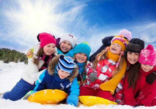 ELEVII INTRĂ ÎN VACANȚA DE IARNĂ PE 25 DECEMBRIE: 15 ZILE DE ODIHNĂ ȘI MĂSURI DE PRECAUȚIE RECOMANDATE