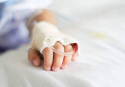 FETIȚA DE 10 ANI RĂNITĂ ÎN ACCIDENTUL DE LA EDINEȚ SE AFLĂ ÎN STARE GRAVĂ, DAR CONȘTIENTĂ, ANUNȚĂ SPITALUL CLINIC BĂLȚI