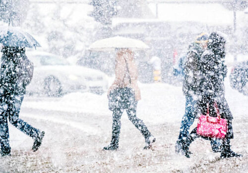 VIDEO// FURTUNI DE ZĂPADĂ ÎN CROAȚIA ȘI BOSNIA-HERȚEGOVINA: DRUMURI ÎNCHISE, PENE DE CURENT ȘI PERTURBĂRI ALE TRAFICULUI