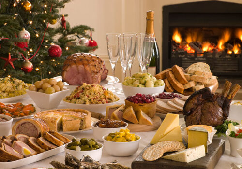 RISIPA ALIMENTARĂ CREȘTE DE SĂRBĂTORI: ANSA AVERTIZEAZĂ ASUPRA ARUNCĂRII A SUTE DE KILOGRAME DE MÂNCARE ANUAL