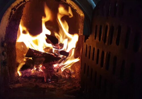 O bătrână din Căușeni, grav rănită în urma unei explozii provocate de nerespectarea regulilor antiincendiare