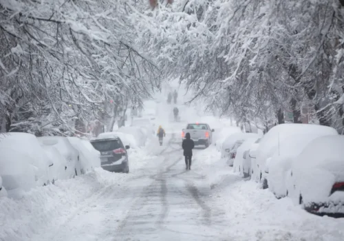 FURTUNA DE ZĂPADĂ DEVASTATOARE ÎN SUA: MORȚI, ȘCOLI ÎNCHISE ȘI ZBORURI ANULATE