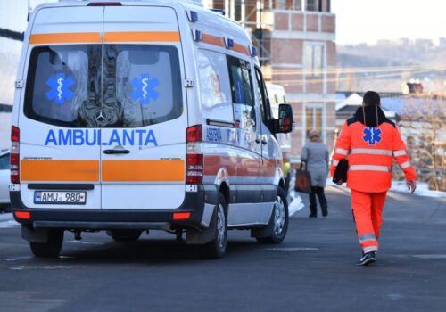 ECHIPĂ SAMU AGRESATĂ FIZIC DE O PACIENTĂ ÎN TIMPUL UNEI INTERVENȚII, POLIȚIA A INTERVENIT