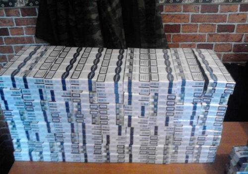 VIDEO // ȚIGĂRI FĂRĂ ACTE DE PROVENIENȚĂ, CONFISCATE LA LIPCANI: PREJUDICIU DE 43.000 DE LEI