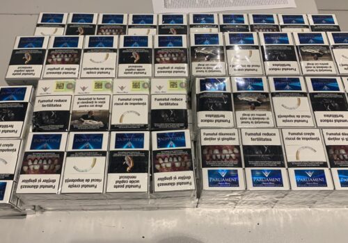 TENTATIVĂ DE CONTRABANDĂ DEJUCATĂ PE AEROPORTUL INTERNAȚIONAL CHIȘINĂU: UN BĂRBAT ÎNCERCA SĂ TRANSPORTE ILEGAL ȚIGĂRI SPRE LONDRA