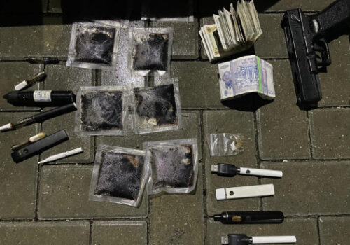 VIDEO // GRUP INFRACTOR IMPLICAT ÎN TRAFIC DE DROGURI, DECONSPIRAT DE POLIȚIE ÎN CHIȘINĂU