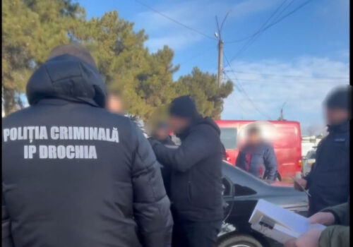 REȚINUT DE POLIȚIȘTII DIN DROCHIA, DUPĂ CE AR FI EXPLOATAT UN ALT BĂRBAT PRIN MUNCĂ FORȚATĂ ȘI L-AR FI JEFUIT.