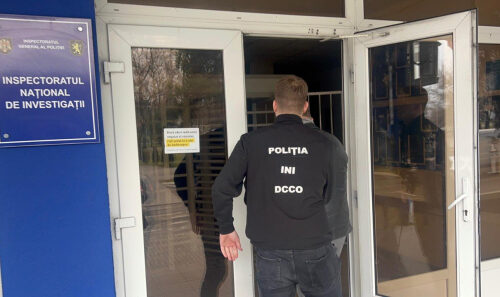 VIDEO // BĂRBATUL CARE AR FI INCENDIAT O MAȘINĂ A POLIȚIEI ÎN ZIUA ALEGERILOR PREZIDENȚIALE, REȚINUT DE PCCOCS