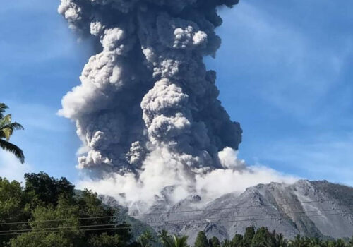ERUPȚIA VULCANULUI IBU ÎN INDONEZIA: ALERTĂ AVIATICĂ ȘI RESTRICȚII PENTRU LOCUITORI