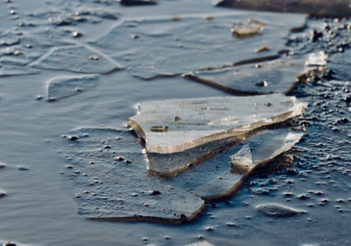 IGSU AVERTIZEAZĂ: GHEAȚA FRAGILĂ DE PE BAZINELE ACVATICE PUNE ÎN PERICOL VIEȚILE OAMENILOR