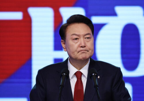 VIDEO // CRIZĂ ÎN COREEA DE SUD: ARESTAREA LUI YOON SUK-YEOL, BLOCATĂ DE SUSȚINĂTORI ȘI GARDĂ PERSONALĂ