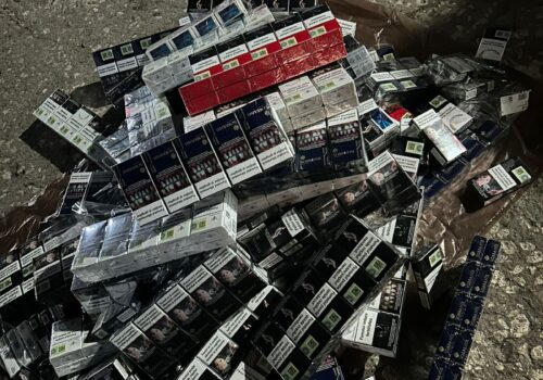 TENTATIVĂ DE CONTRABANDĂ DEJUCATĂ LA FRONTIERA „COSTEȘTI”: 630 DE PACHETE DE ȚIGĂRI DESCOPERITE ÎN TAVANUL UNUI MICROBUZ