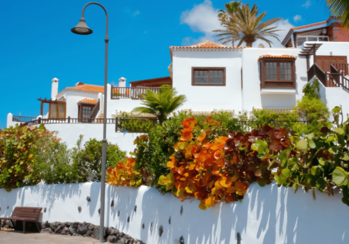 SPANIA VREA SĂ IMPUNĂ UN IMPOZIT DE 100% PE PROPRIETĂȚILE CUMPĂRATE DE NEREZIDENȚI PENTRU A REZOLVA CRIZA LOCUINȚELOR