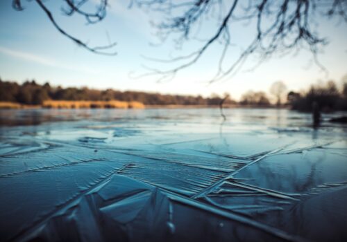 HIDROLOGII AVERTIZEAZĂ: GHEAȚA DE PE RÂURI ȘI LACURI SE TOPEȘTE DIN CAUZA TEMPERATURILOR RIDICATE