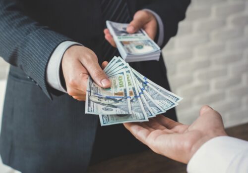 MOLDOVENII PREFERĂ SĂ SE ÎMPRUMUTE DE LA BĂNCI, MICROFINANȚĂRI, RUDE ȘI CĂMĂTARI