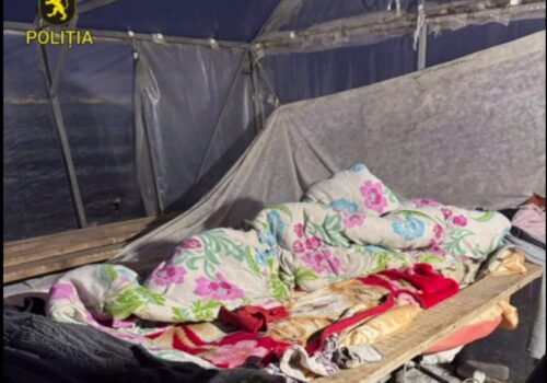 VIDEO // MINOR EXPLOATAT TIMP DE UN AN ÎN CONDIȚII SIMILARE SCLAVIEI: SUSPECTUL RISCĂ PEDEAPSĂ PENALĂ