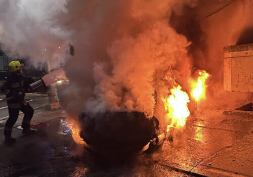 POMPIERII DIN CAHUL AU LICHIDAT INCENDIUL CARE A CUPRINS O MAȘINĂ PE STRADA TINERETULUI