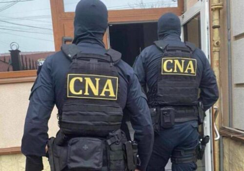 TREI ADMINISTRATORI AUTORIZAȚI REȚINUȚI PENTRU FALIMENTAREA FICTIVĂ A COMPANIILOR ȘI PRELUAREA ACESTORA PRIN ACȚIUNI DE TIP RAIDER