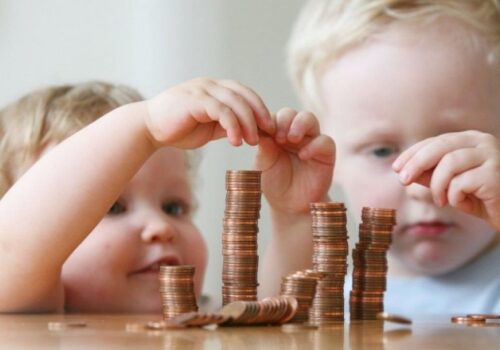 INDEMNIZAȚIA UNICĂ LA NAȘTEREA COPILULUI A FOST MAJORATĂ LA 21.350 DE LEI, IAR PĂRINȚII POT SOLICITA PLĂȚILE PRIN CARDUL SOCIAL