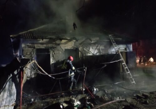 PATRU PERSOANE EVACUATE ÎN AJUN DE CRĂCIUN DINTR-UN INCENDIU LA BĂLȚI: UN BĂRBAT ȘI-A PIERDUT VIAȚA