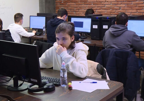 VIDEO //MARATON DE CODING PENTRU ELEVII DIN MOLDOVA: O NOUĂ OPORTUNITATE DE PERFECȚIONARE ÎN IT