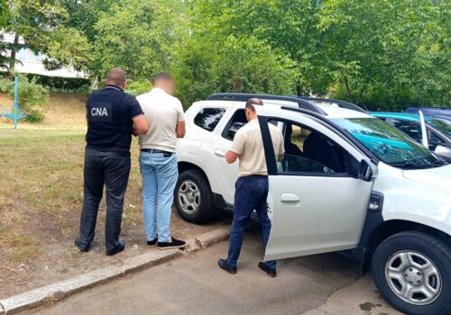 REȚINUT PENTRU TRAFIC DE INFLUENȚĂ: UN TÂNĂR DIN CHIȘINĂU AR FI LUAT 4000 DE EURO PENTRU PERFECTAREA FRAUDULOASĂ A PERMISELOR AUTO